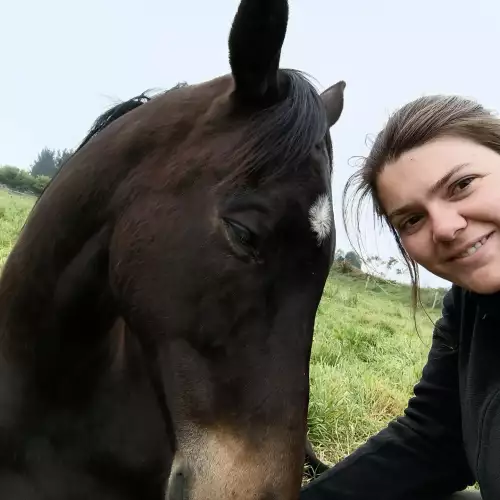 Cyrielle Grégoire, dirigeante de l'élevage de chevaux et poneys à Commana dans le Finistère